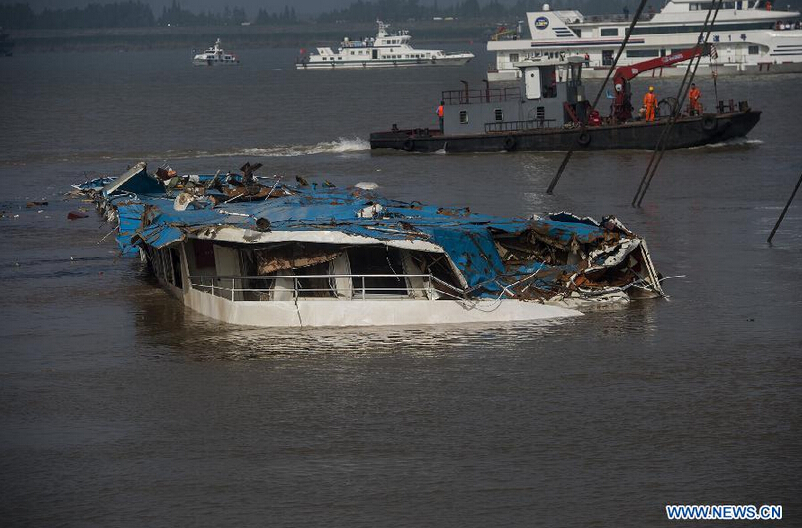 В Китае спасатели выровняли затонувшее судно "Звезда Востока"