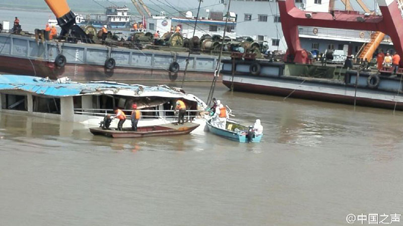 Извлечены некоторые личные вещи пассажиров судна «Дунфан Чжисин»
