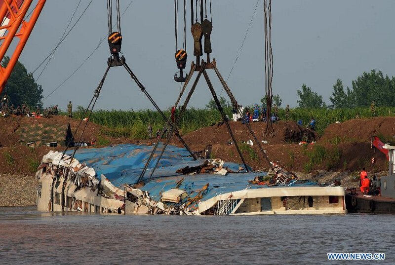 Затонувшее в Янцзы судно "Звезда Востока" поднято из воды