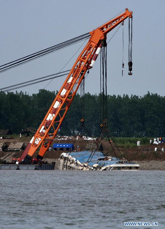 Затонувшее в Янцзы судно "Звезда Востока" поднято из воды
