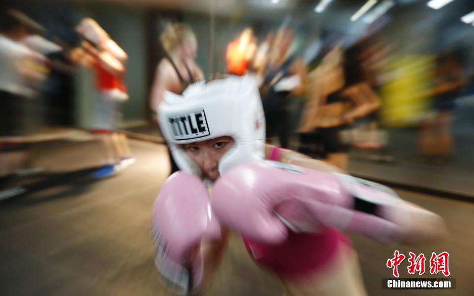 Молодая китаянка приняла участие в соревновании по боксу