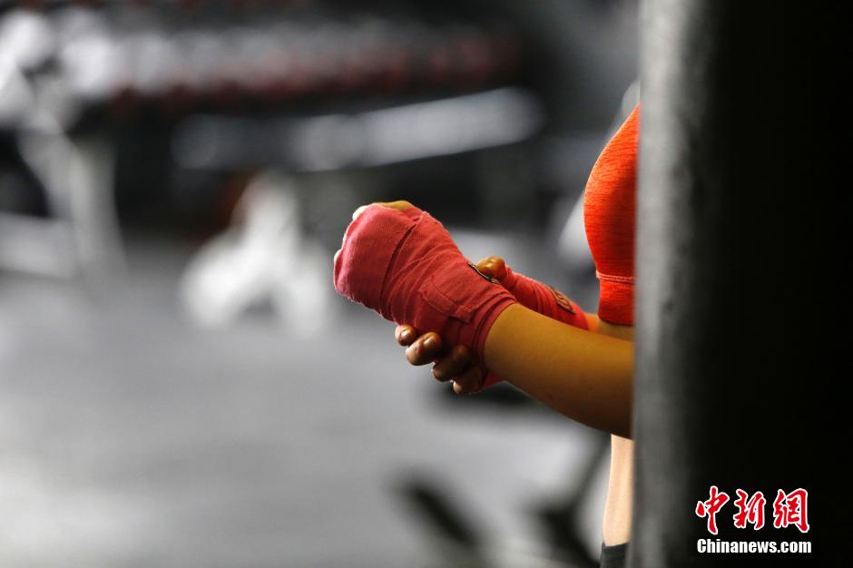 Молодая китаянка приняла участие в соревновании по боксу
