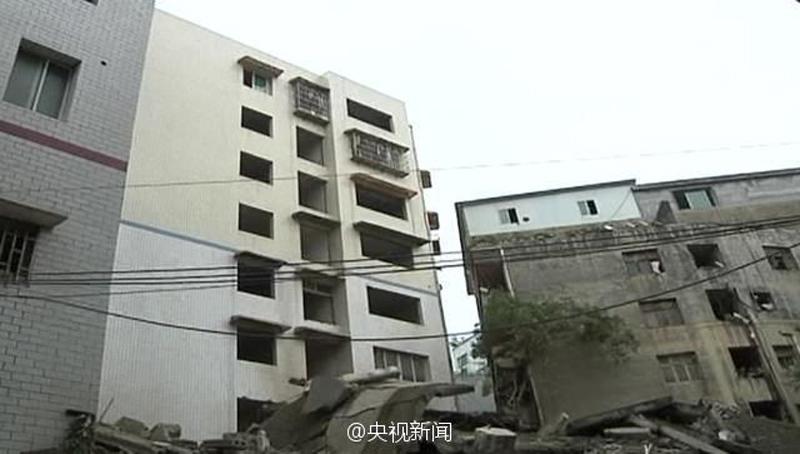В китайском городе Цзуньи обрушился жилой дом 