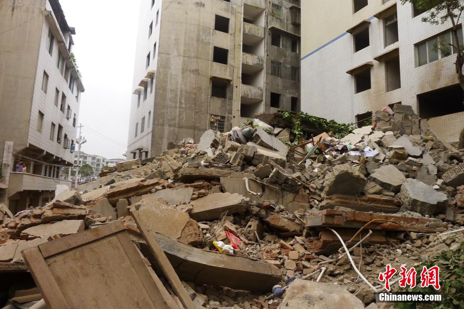 В китайском городе Цзуньи обрушился жилой дом 