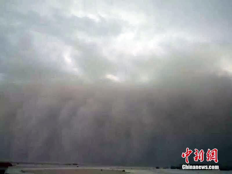 Огромная песчаная буря в Синьцзяне