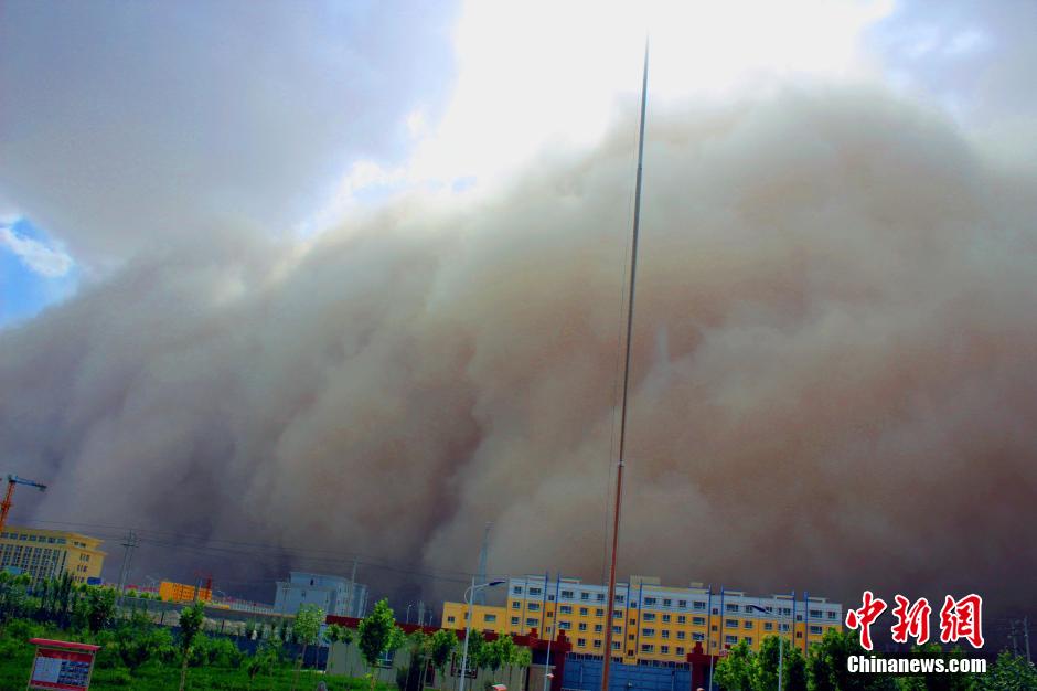 Огромная песчаная буря в Синьцзяне