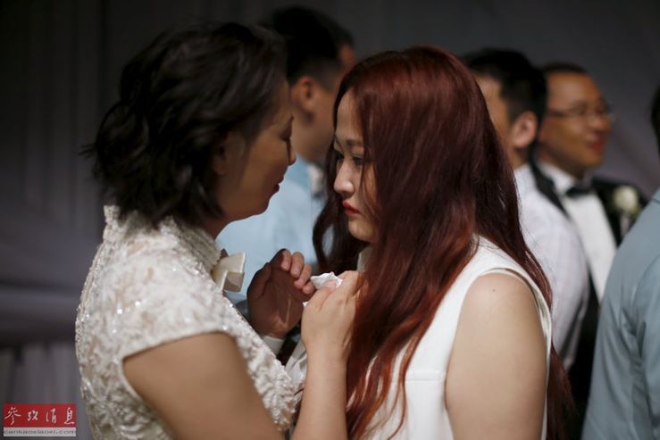 Семь однополых пар из Китая поженились в США