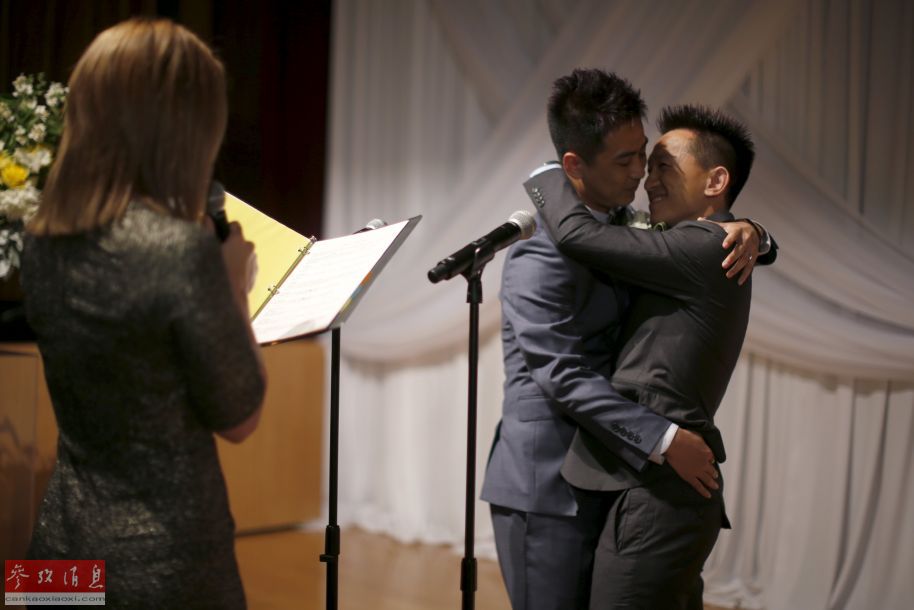Семь однополых пар из Китая поженились в США