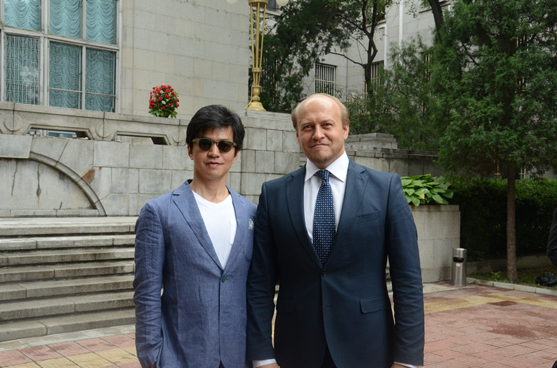 Певец Ли Цзянь и Советник-посланник посольства России в Китае Евгений Томихин