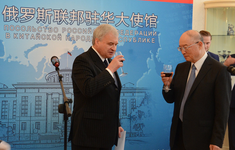 Посол РФ в КНР Андрей Денисов и  зампредседателя ВК НПКСК Чэнь Юань