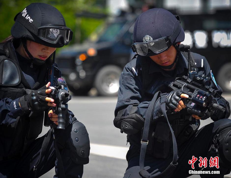 Сотрудники отряда специального назначения полиции Синьцзяна испытали новый ствол для пистолета