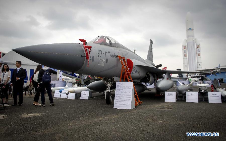 Китайский истребитель "Сяолун" проведет показательные полеты на Парижском авиасалоне