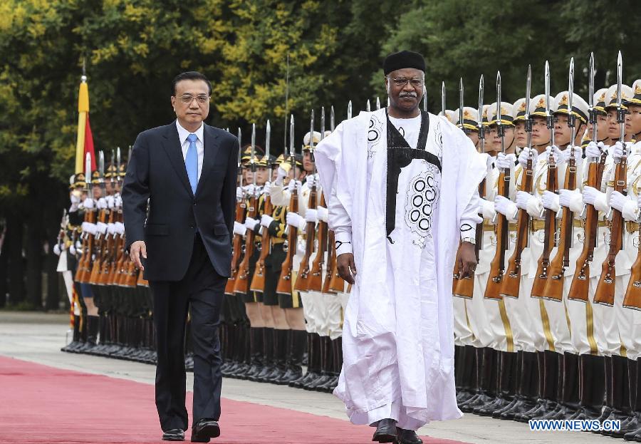 Ли Кэцян провел переговоры с премьером Камеруна Я.Филемоном