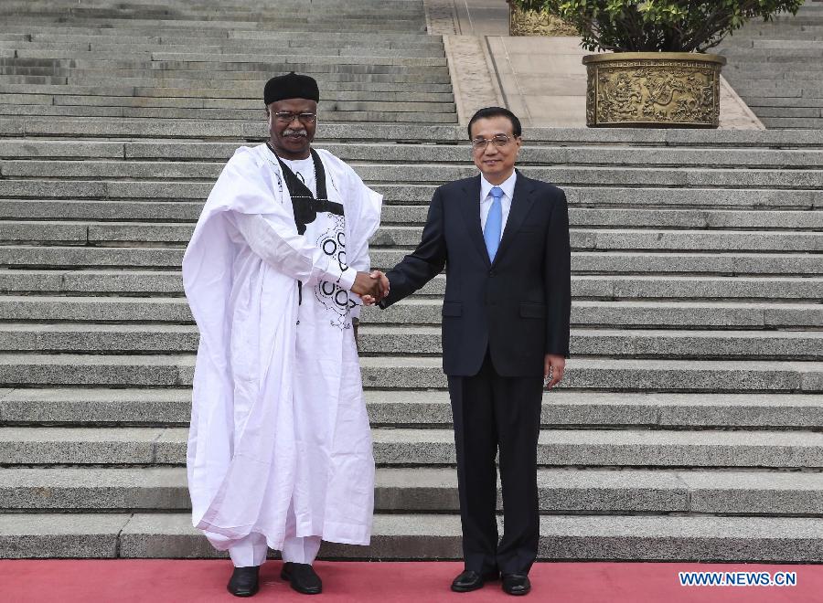 Ли Кэцян провел переговоры с премьером Камеруна Я.Филемоном