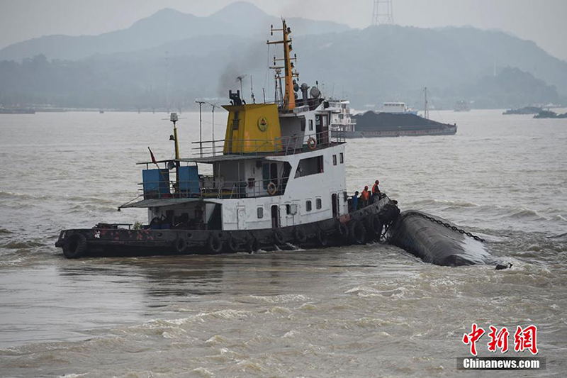 На реке Янцзы затонуло грузовое судно с каустической содой, два человека числятся без вести пропавшими