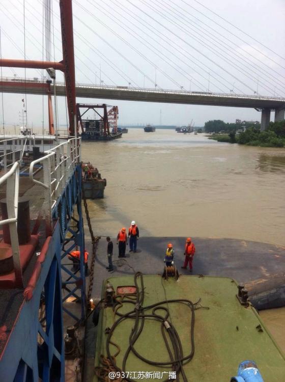 На реке Янцзы затонуло грузовое судно с каустической содой, два человека числятся без вести пропавшими