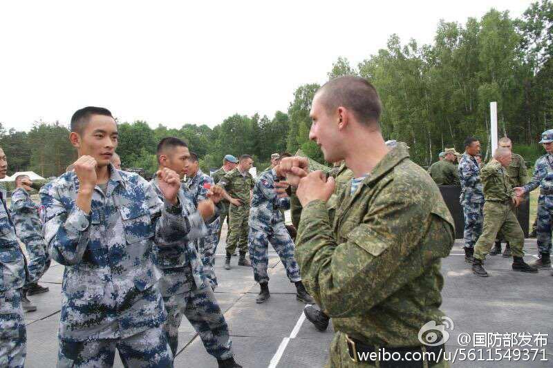 Солдаты отрабатывают движения рукопашного боя 