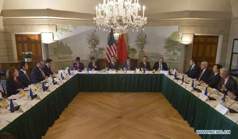Ван Ян и Ян Цзечи встретились с предпринимателями Китая и США