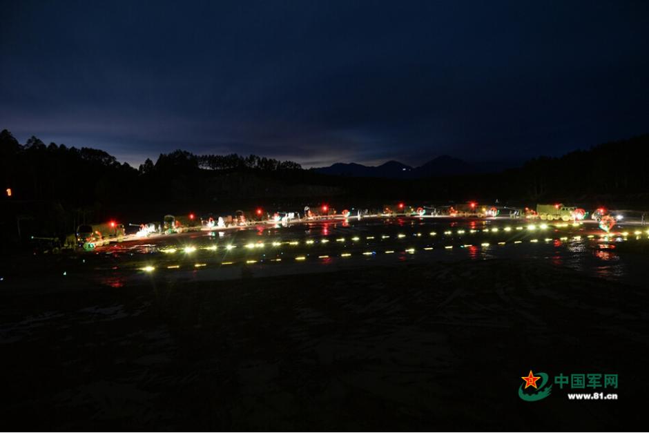 В провинции Гуандун начальники и советники НОАК наблюдали за ночными учениями