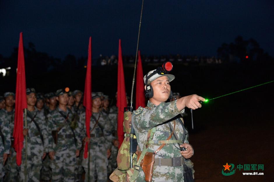 В провинции Гуандун начальники и советники НОАК наблюдали за ночными учениями