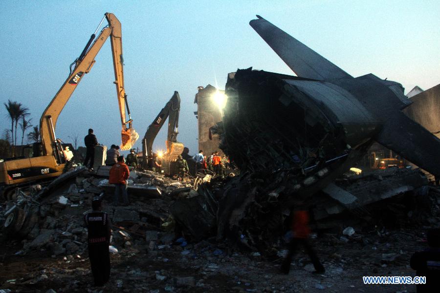 Число жертв крушения военного самолета в Индонезии возросло до 141 человека