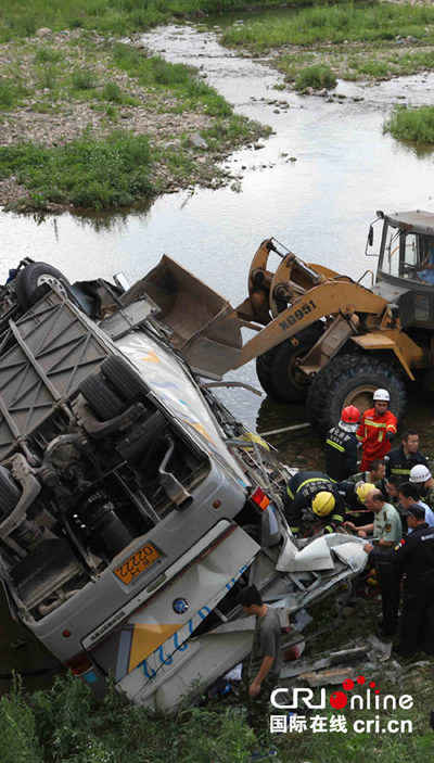 Десять человек стали жертвами аварии туристического автобуса в провинции Цзилинь