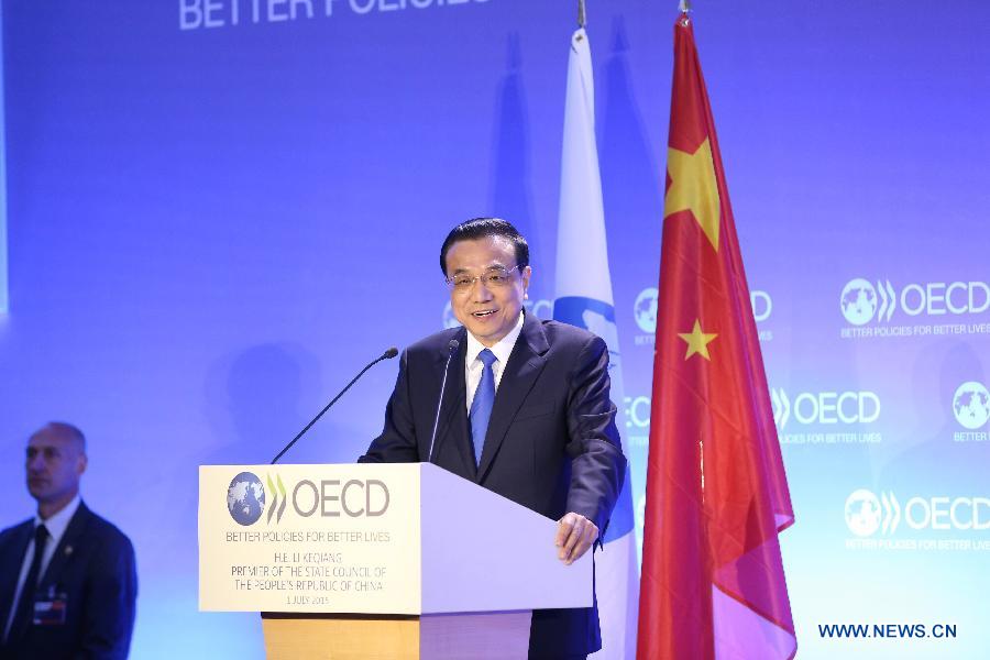 Ли Кэцян подчеркнул необходимость фокусировать внимание на развитии, совместно идти к процветанию и продвигать взаимовыгодное сотрудничество в области производственных мощностей