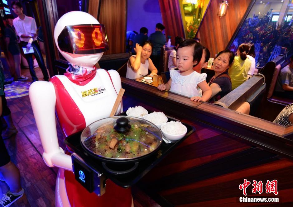 В ресторане города Чанша клиентов обслуживают роботы