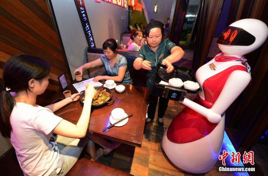 В ресторане города Чанша клиентов обслуживают роботы