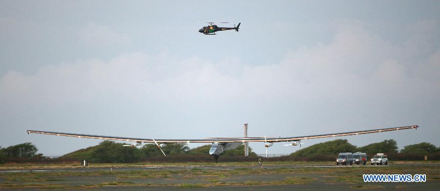 После 118-часового беспосадочного полета над Тихим океаном Solar Impulse 2 приземлился на Гавайских островах