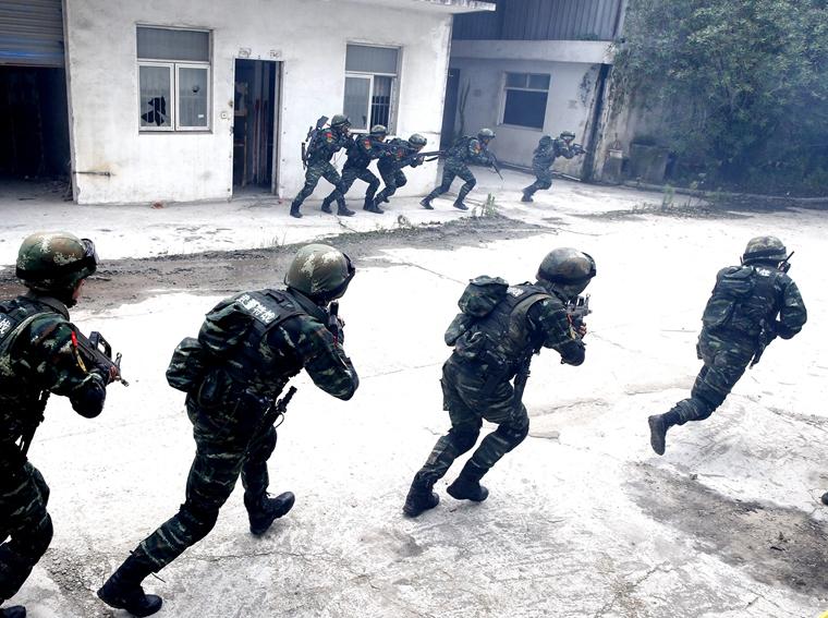 Бойцы спецподразделения шанхайской милиции пользовались «согнутым стволом» в ходе антитеррористических учений