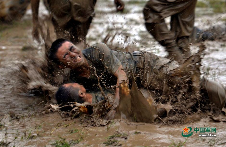 Бойцы военизированной полиции  Чунцина проводят тренировку по рукопашному бою в грязи