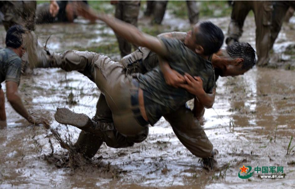 Бойцы военизированной полиции  Чунцина проводят тренировку по рукопашному бою в грязи