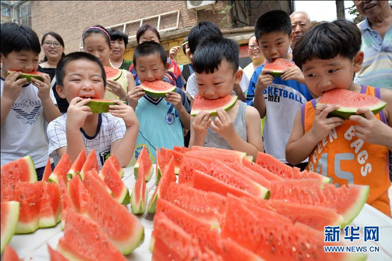 13 июля, жители города Ханьдань провинции Хэбэй организуют конкурс по поеданию арбуза.
