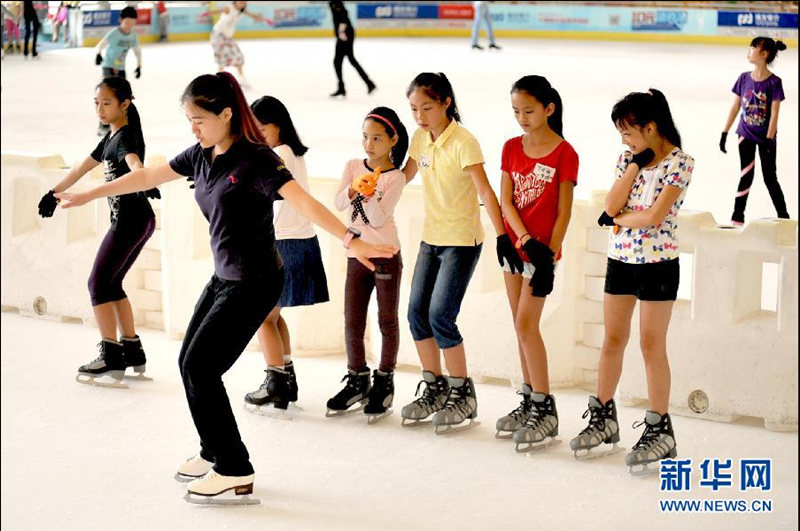 13 июля, люди катаются на коньках в городе Наньнин провинции Гуанси, и наслаждаются свежестью и прохладой.
