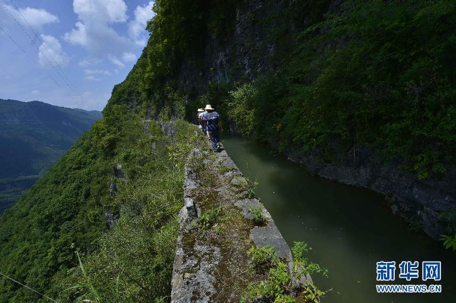 Искусственный водоток на утесе в провинции Хубэя