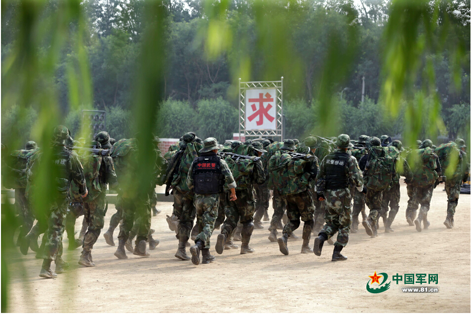 Остаться или отсеяться – новобранцы военизированной полиции Китая проходят подготовку для приема в спецподразделения полиции