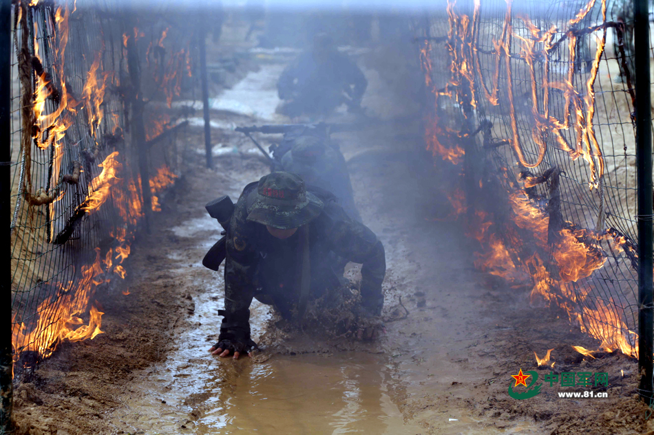 Остаться или отсеяться – новобранцы военизированной полиции Китая проходят подготовку для приема в спецподразделения полиции