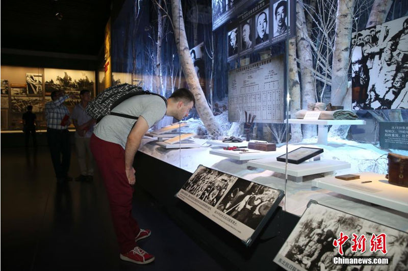 Представители дипкорпуса посетили в Пекине выставку, посвященную 70-летию победы над милитаристской Японией