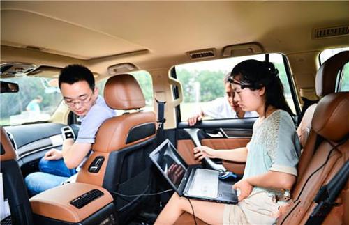 В Нанькайском университете проведен эксперимент по "управлению автомобилем при помощи головного мозга"