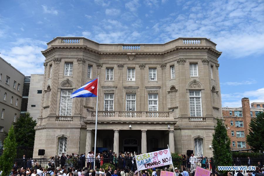Вашингтон, 20 июля /Синьхуа/ -- Поднят флаг Кубы на здании посольства в американской столице сегодня после того, как две страны возобновили дипотношения после полувекового разрыва.