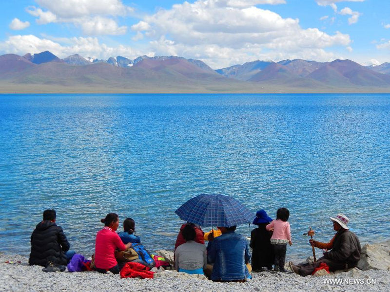 Наступает лучший сезон для посещения священного озера Намцо в Тибете