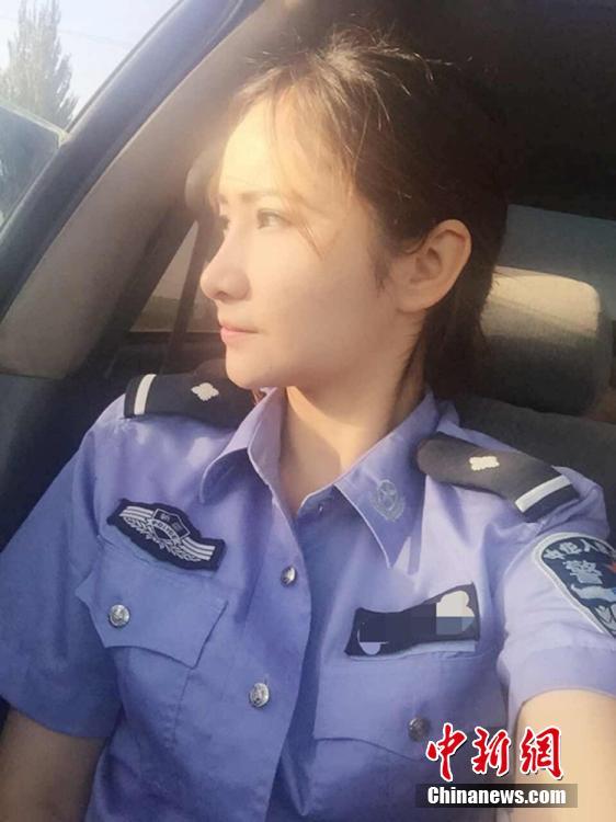 Фотографии красивой уйгурской сотрудницы полиции стали популярными в китайском Интернете