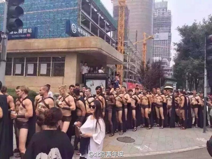 Иностранные модели в Пекине задержаны за неподчинение полиции