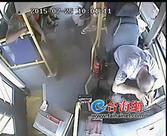 Сямэнь: теряя сознание, водитель сумел остановить автобус 