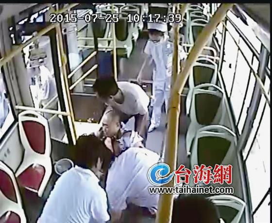 Сямэнь: теряя сознание, водитель сумел остановить автобус 