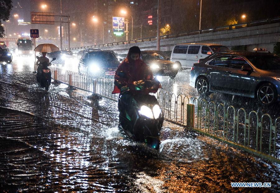 Пекин запустил "желтый" уровень предупреждения в связи с ливневыми дождями