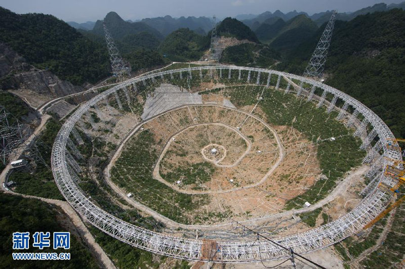 В Китае начинается монтаж первой панели отражающей поверхности крупнейшего в мире радиотелескопа