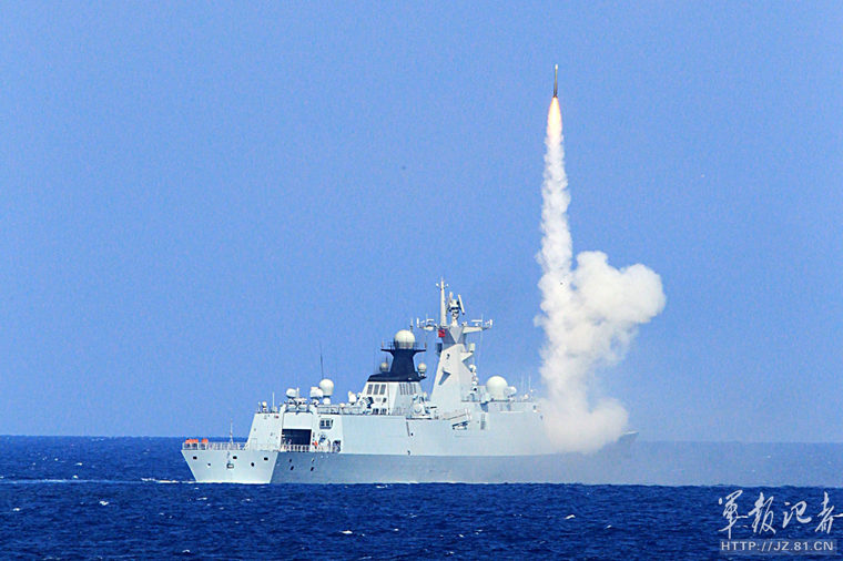 ВМС КНР провели в Южно-Китайском море двухсторонние учения с боевыми патронами