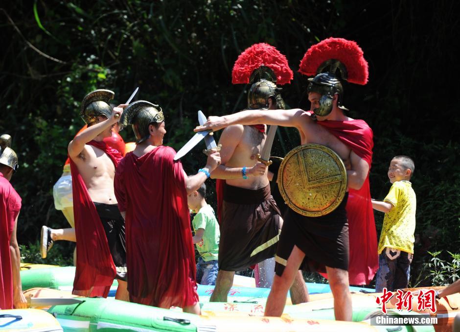 Хунань: туристы в форме воинов Спарты устроили героическое сражение на реке
